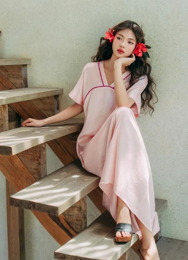 Những đường viền màu sắc tạo nét đẹp dung dị cho chiếc váy maxi lụa màu hồng nhạt