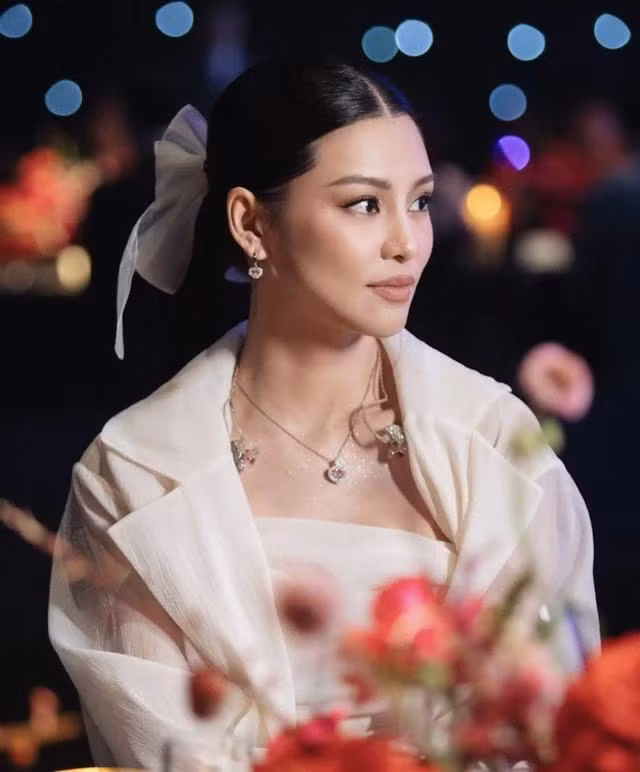 Bên cạnh hoạt động nghệ thuật, Bùi Lan Hương còn được chú ý bởi chuyện tình yêu với đạo diễn Nguyễn Quang Dũng. Từ khi công khai hẹn hò, cặp đôi thoải mái đồng hành trong các hoạt động nghệ thuật lẫn cuộc sống