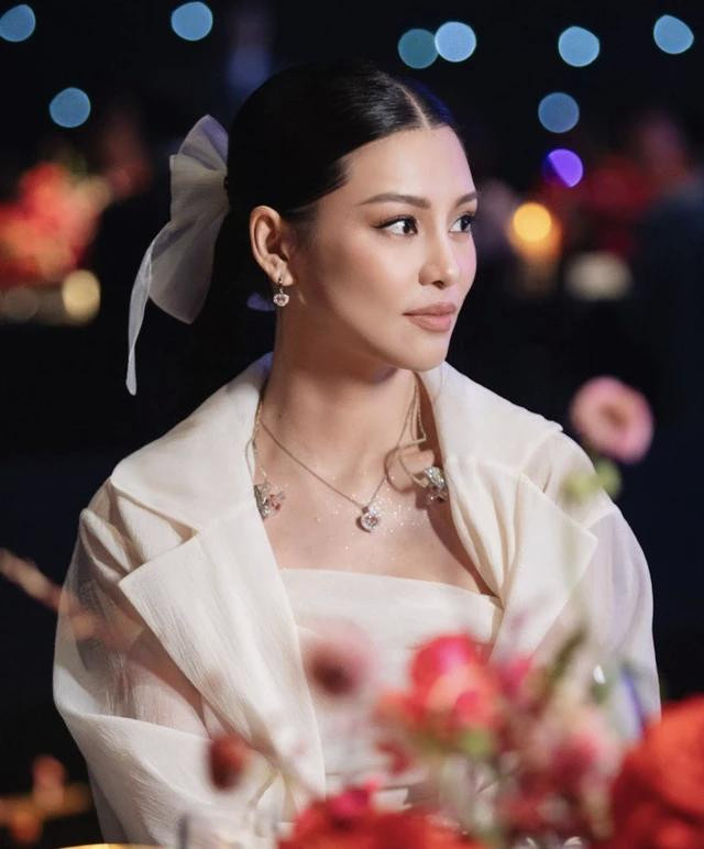 Bên cạnh hoạt động nghệ thuật, Bùi Lan Hương còn được chú ý bởi chuyện tình yêu với đạo diễn Nguyễn Quang Dũng. Từ khi công khai hẹn hò, cặp đôi thoải mái đồng hành trong các hoạt động nghệ thuật lẫn cuộc sống Bên cạnh hoạt động nghệ thuật, Bùi Lan Hương còn được chú ý bởi chuyện tình yêu với đạo diễn Nguyễn Quang Dũng. Từ khi công khai hẹn hò, cặp đôi thoải mái đồng hành trong các hoạt động nghệ thuật lẫn cuộc sống