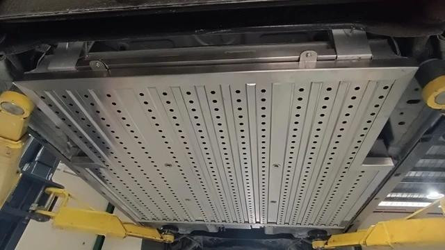 Một tấm &quot;giáp gầm&quot; bảo vệ pin cho VinFast VF 5