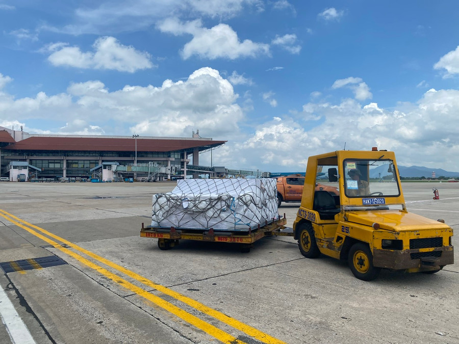 Hàng không miễn cước vắc xin cho Chương trình tiêm chủng mở rộng Quốc gia. Ảnh nguồn TTXVN Hàng không miễn cước vắc xin cho Chương trình tiêm chủng mở rộng Quốc gia. Ảnh nguồn TTXVN