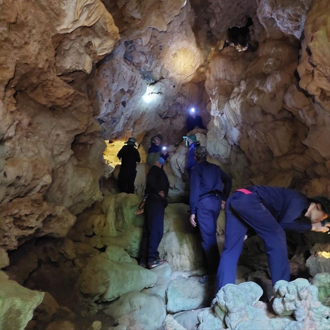 Những người lính vào rừng sâu, đến hang núi để tìm đồng đội