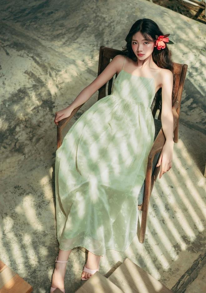 Dáng váy hai dây tôn eo với phần tùng váy phồng nhẹ tựa công chúa được quý cô tuổi trẻ ưa thích