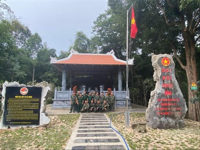 Ông Trần Ánh Yên cùng đồng đội chụp lưu niệm tại Bia tưởng niệm liệt sĩ Trung đoàn 271 thuộc vùng biên giới huyện Trảng Bàng, tỉnh Tây Ninh. Ông Trần Ánh Yên cùng đồng đội chụp lưu niệm tại Bia tưởng niệm liệt sĩ Trung đoàn 271 thuộc vùng biên giới huyện Trảng Bàng, tỉnh Tây Ninh.