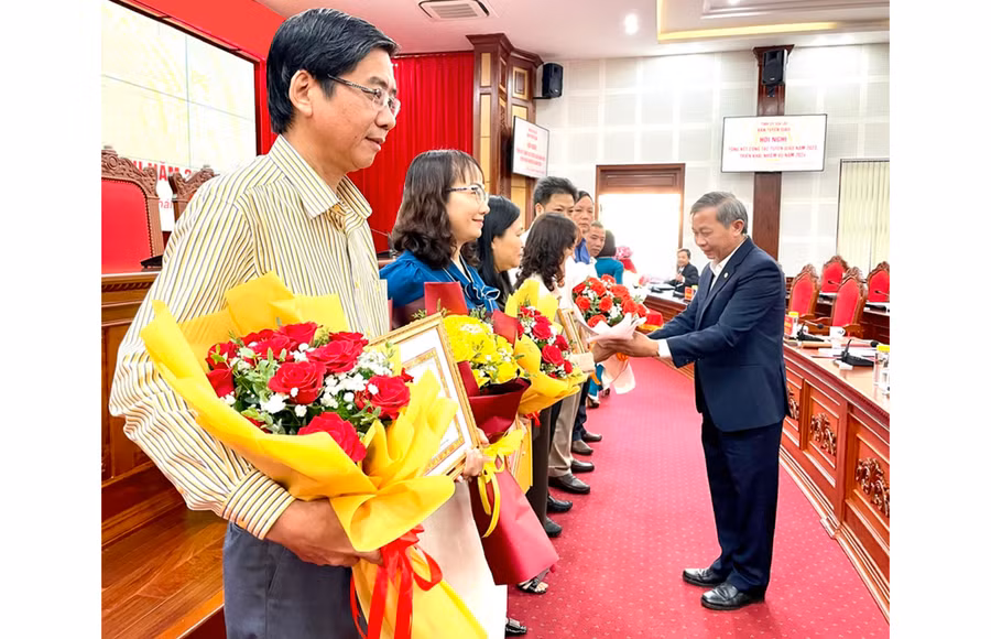 Ủy viên Ban Thường vụ Tỉnh ủy, Trưởng ban Tuyên giáo Tỉnh ủy Huỳnh Thế Mạnh trao giấy khen cho các tập thể xuất sắc trong thực hiện nhiệm vụ công tác tuyên truyền năm 2023. Ảnh: Lam Nguyên