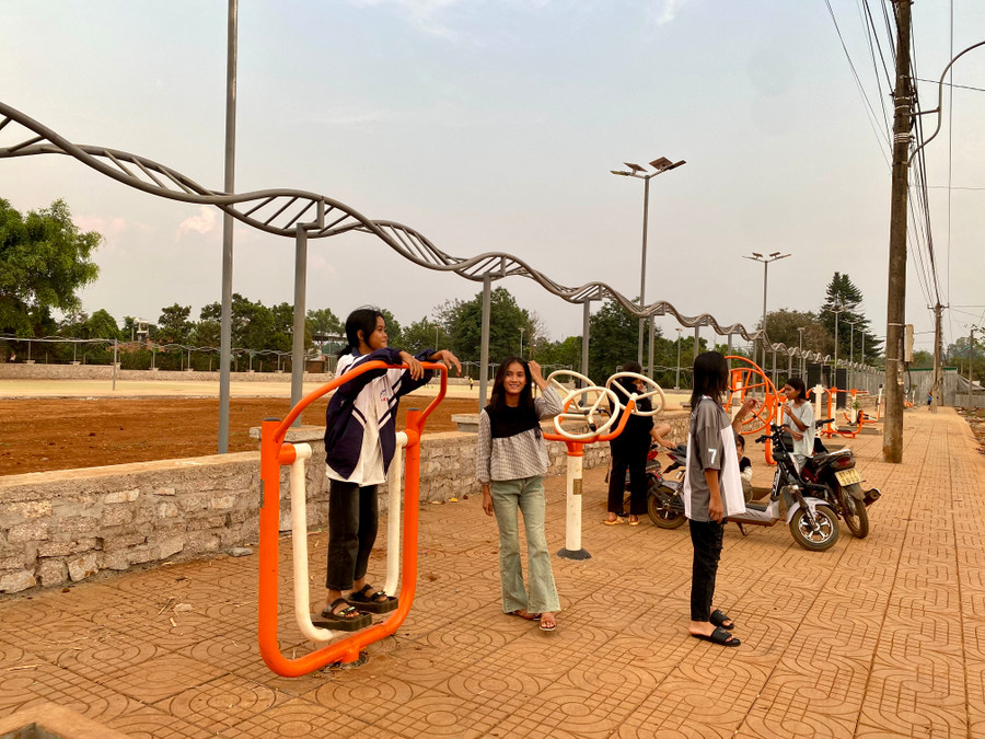 Còn đây là cụm dụng cụ thể dục thể thao ngoài trời được lắp đặt tại công viên Tân Sơn (làng Têng 1, xã Tân Sơn). Theo ông Nguyễn Văn Tuyên-Phó Chủ tịch UBND xã Tân Sơn, tại 5 thôn, làng thuộc xã đều được bố trí lắp đặt các cụm dụng cụ này, riêng làng Têng 1 đặt 2 cụm; tổng mức đầu tư các cụm này là gần 800 triệu đồng.