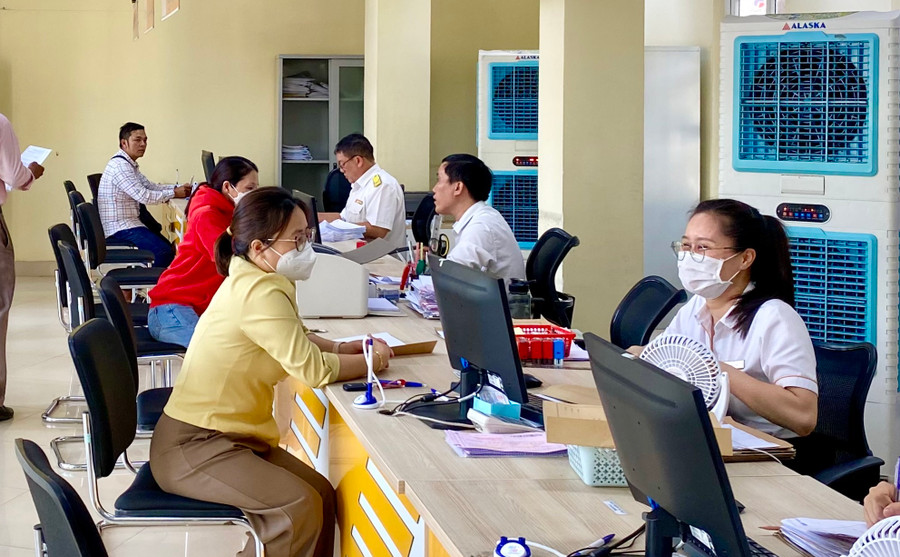 Thương binh, người hưởng chính sách như thương binh có tỷ lệ tổn thương cơ thể từ 81% trở lên, bệnh binh, thân nhân của người có công với cách mạng, hộ nghèo... được miễn phí thẩm định hồ sơ cấp chứng nhận quyền sử dụng đất. Ảnh: Hà Duy