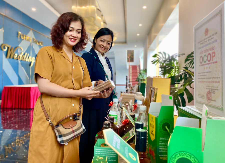 Một số sản phẩm nông nghiệp tiêu biểu được trưng bày tại hội nghị. Ảnh: Hà Duy