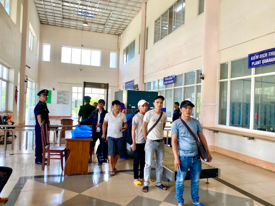 Người dân chờ làm thủ tục xuất cảnh sang Campuchia tại Cửa khẩu Quốc tế Lệ Thanh. Ảnh: Hà Duy Người dân chờ làm thủ tục xuất cảnh sang Campuchia tại Cửa khẩu Quốc tế Lệ Thanh. Ảnh: Hà Duy