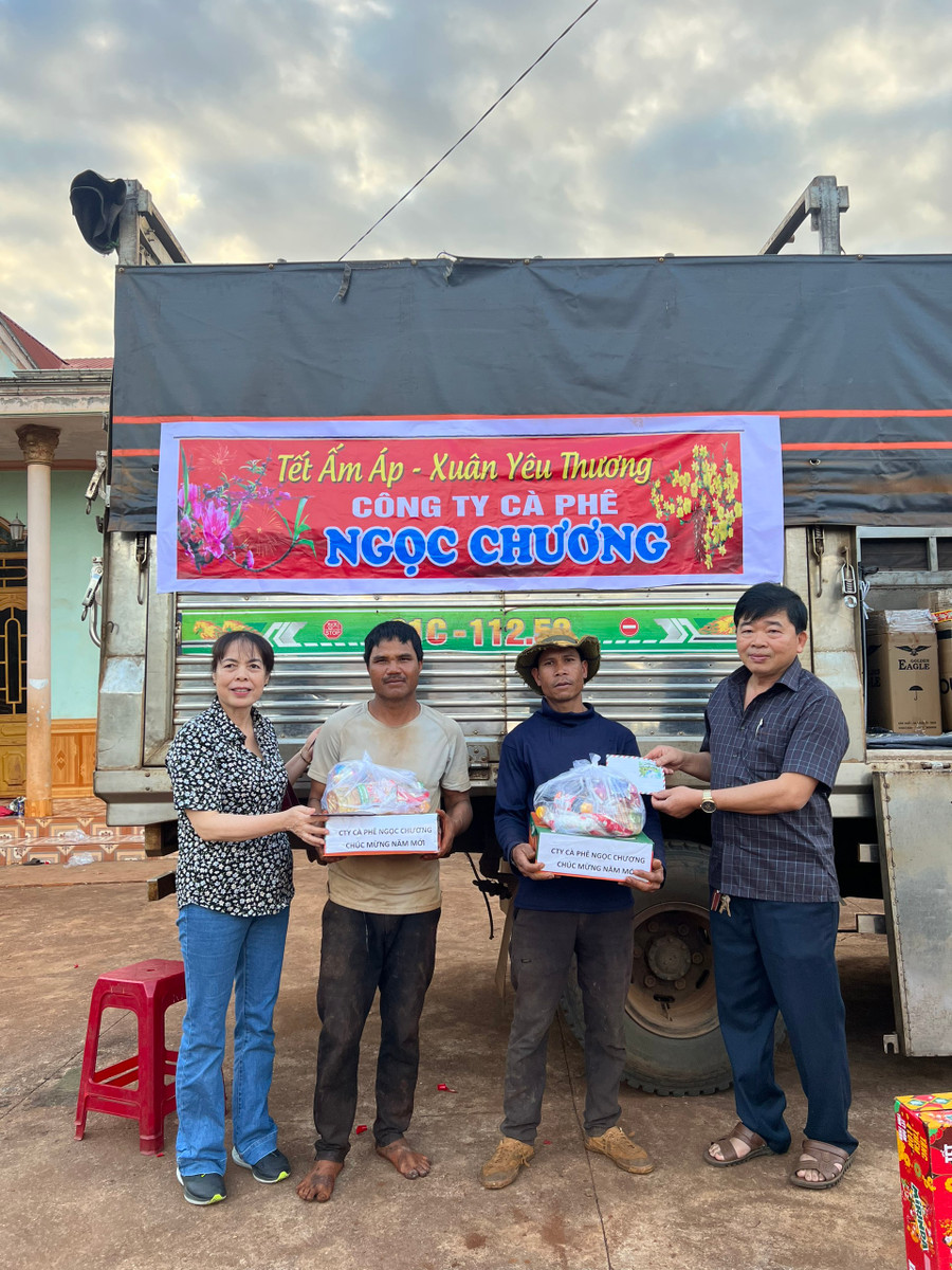 Ông Huy (ngoài cùng bên phải) thường xuyên hỗ trợ kinh phí để chính quyền địa phương nơi mình sinh sống tặng quà cho người nghèo trong các dịp lễ, Tết. Ảnh: N.H Ông Huy (ngoài cùng bên phải) thường xuyên hỗ trợ kinh phí để chính quyền địa phương nơi mình sinh sống tặng quà cho người nghèo trong các dịp lễ, Tết. Ảnh: N.H