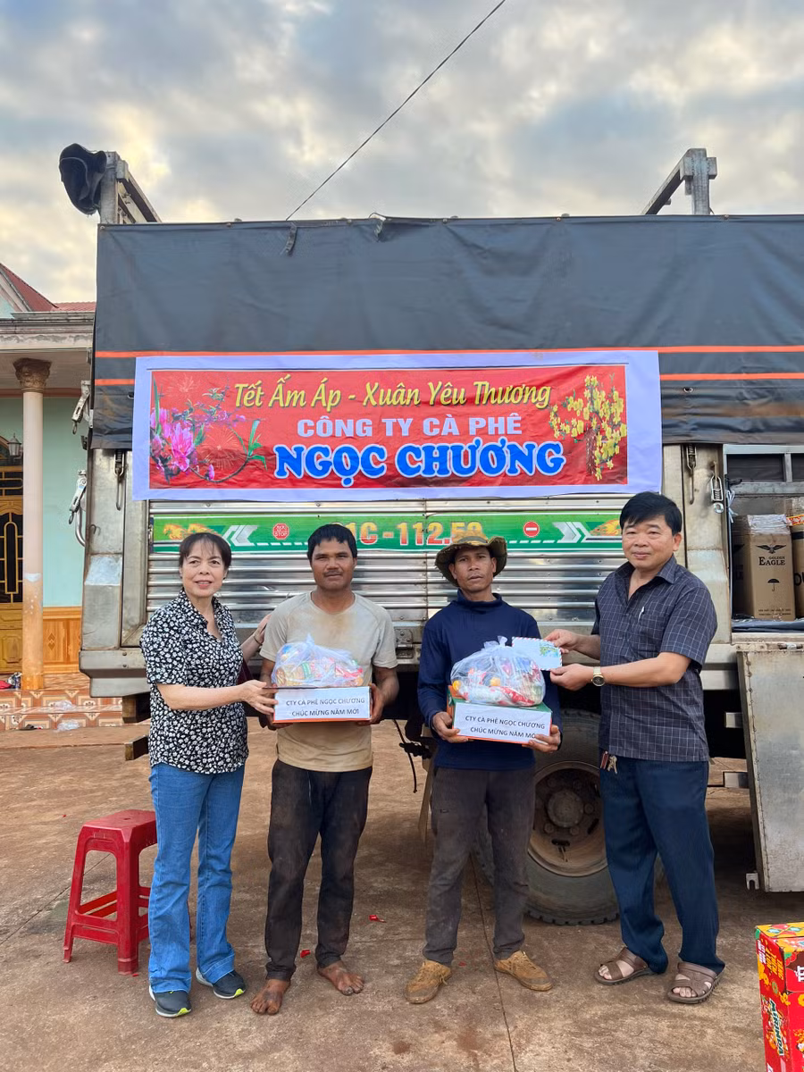 Ông Huy (ngoài cùng bên phải) thường xuyên hỗ trợ kinh phí để chính quyền địa phương nơi mình sinh sống tặng quà cho người nghèo trong các dịp lễ, Tết. Ảnh: N.H