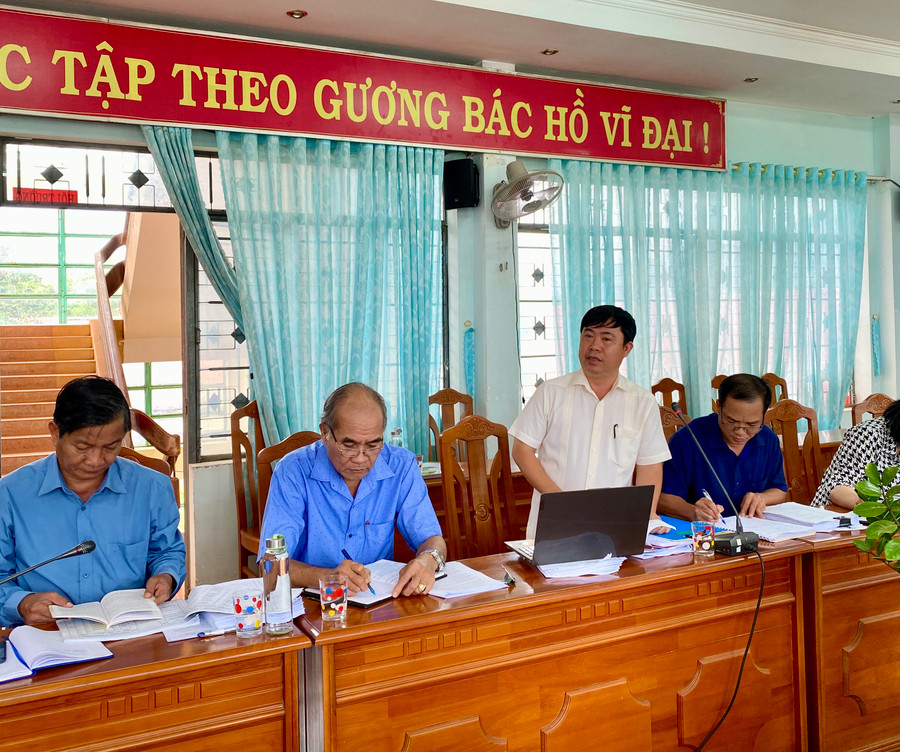 Ông Nguyễn Văn Minh Tuệ-Giám đốc Ban Quản lý dự án đầu tư xây dựng huyện Đức Cơ trình bày ý kiến theo yêu cầu của đoàn giám sát. Ảnh: Hà Duy Ông Nguyễn Văn Minh Tuệ-Giám đốc Ban Quản lý dự án đầu tư xây dựng huyện Đức Cơ trình bày ý kiến theo yêu cầu của đoàn giám sát. Ảnh: Hà Duy