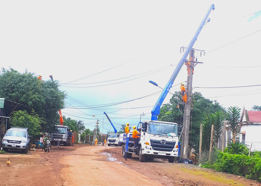 Ngành điện nỗ lực hoàn thiện lưới điện để 100% các địa phương thuộc tỉnh hoàn thành tiêu chí số 4 trong xây dựng nông thôn mới. Ảnh: H.D Ngành điện nỗ lực hoàn thiện lưới điện để 100% các địa phương thuộc tỉnh hoàn thành tiêu chí số 4 trong xây dựng nông thôn mới. Ảnh: H.D