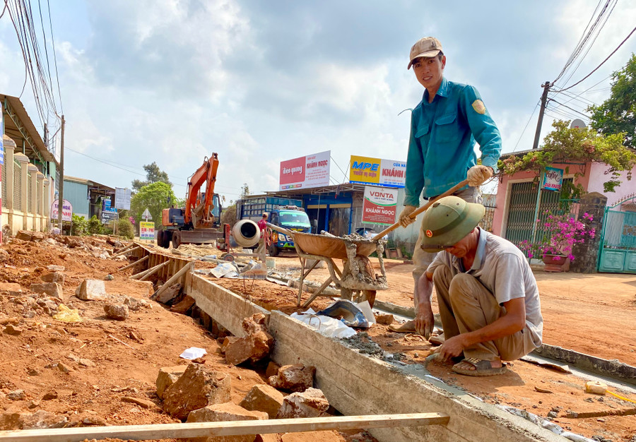 Thi công dự án mở rộng, nâng cấp đường Đào Duy Từ (xã Tân Sơn, TP. Pleiku). Ảnh: Hà Duy Thi công dự án mở rộng, nâng cấp đường Đào Duy Từ (xã Tân Sơn, TP. Pleiku). Ảnh: Hà Duy