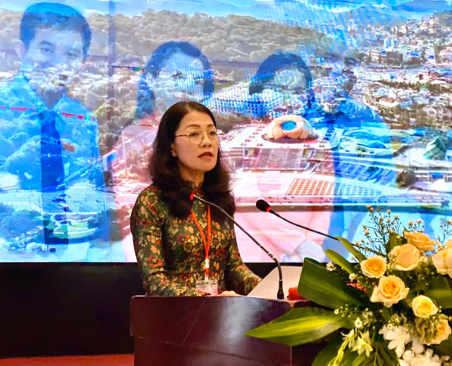 Tổng Biên tập Báo Lâm Đồng Hồ Lan phát biểu đề dẫn tại hội thảo. Ảnh: Hà Duy