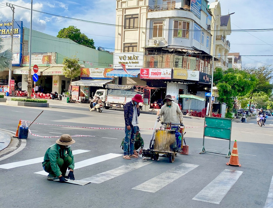 Chỉnh trang đô thị để đón Xuân Giáp Thìn 2024 tại TP. Pleiku. Ảnh: Hà Duy Chỉnh trang đô thị để đón Xuân Giáp Thìn 2024 tại TP. Pleiku. Ảnh: Hà Duy