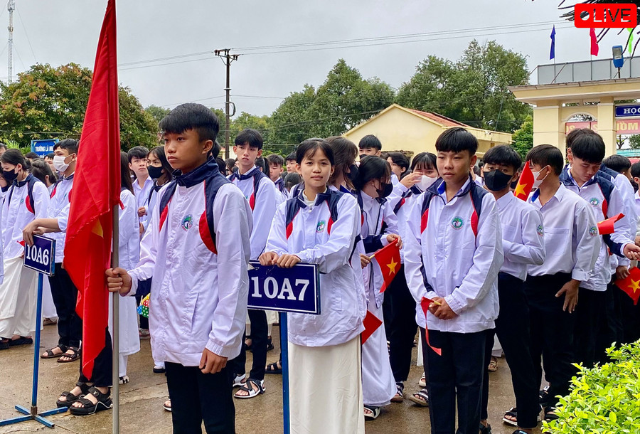 Trên khuôn mặt của các em học sinh vừa vào lớp 10 không giấu được sự hồi hộp, mong đợi khi vào cấp học mới. Ảnh: Hà Duy Trên khuôn mặt của các em học sinh vừa vào lớp 10 không giấu được sự hồi hộp, mong đợi khi vào cấp học mới. Ảnh: Hà Duy