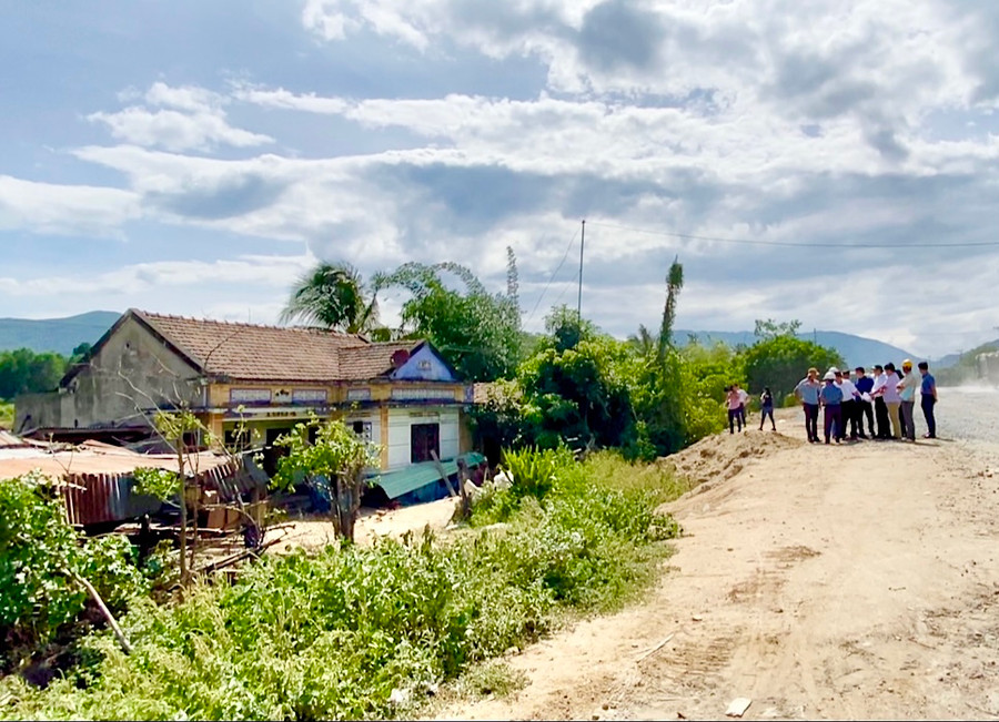 Dự án Cải tạo, nâng cấp quốc lộ 19 đoạn Km90-Km108 qua địa bàn huyện Đak Pơ đang vướng mặt bằng tại nhà bà Phạm Thị Nhâm (thôn 4, xã Hà Tam). Ảnh: Hà Duy Dự án Cải tạo, nâng cấp quốc lộ 19 đoạn Km90-Km108 qua địa bàn huyện Đak Pơ đang vướng mặt bằng tại nhà bà Phạm Thị Nhâm (thôn 4, xã Hà Tam). Ảnh: Hà Duy