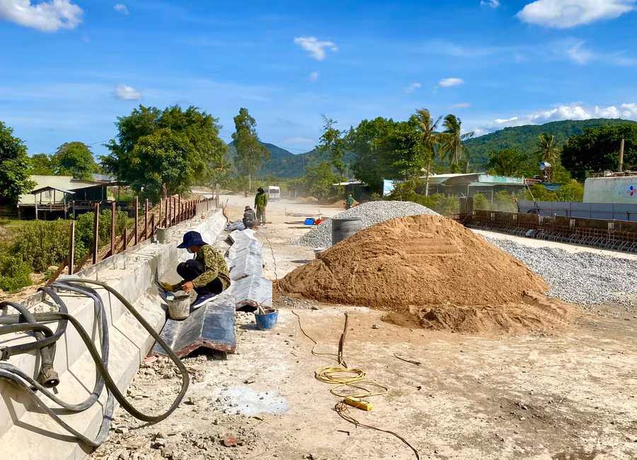 Dự án cải tạo, nâng cấp Quốc lộ 19 (đoạn qua huyện Đak Pơ) đang đẩy nhanh tiến độ thi công. Ảnh: Hà Duy