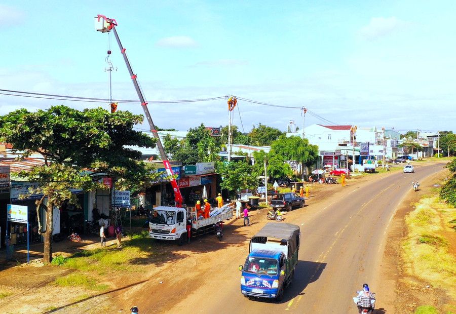 Công ty Điện lực Gia Lai kiểm tra hệ thống lưới điện để đảm bảo cung ứng điện mùa khô 2024. Ảnh: H.D Công ty Điện lực Gia Lai kiểm tra hệ thống lưới điện để đảm bảo cung ứng điện mùa khô 2024. Ảnh: H.D