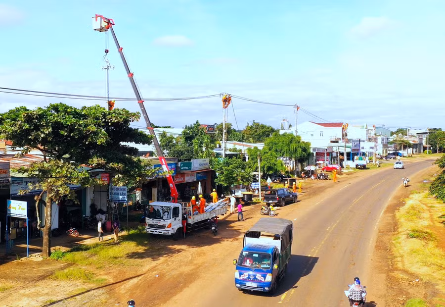Công ty Điện lực Gia Lai kiểm tra hệ thống lưới điện để đảm bảo cung ứng điện mùa khô 2024. Ảnh: H.D
