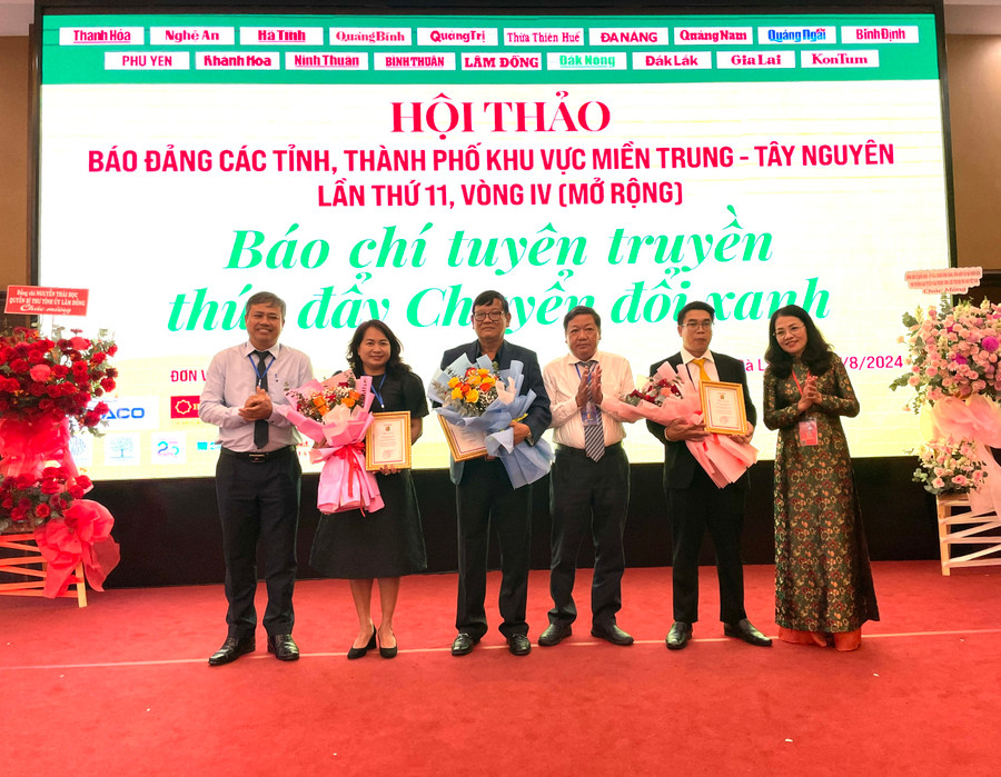 Ban Tổ chức hội thảo báo Đảng các tỉnh khu vực miền Trung-Tây Nguyên tặng hoa cho các nhà tài trợ. Ảnh: Hà Duy Ban Tổ chức hội thảo báo Đảng các tỉnh khu vực miền Trung-Tây Nguyên tặng hoa cho các nhà tài trợ. Ảnh: Hà Duy