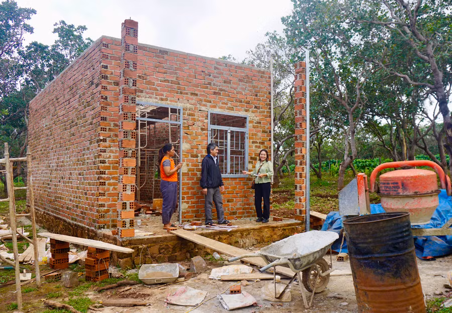 Từ nguồn vốn của chương trình mục tiêu quốc gia phát triển kinh tế-xã hội vùng đồng bào dân tộc thiểu số và miền núi, nhiều hộ nghèo trên địa bàn tỉnh Gia Lai đã được hỗ trợ xây dựng nhà ở. Ảnh: Hà Duy