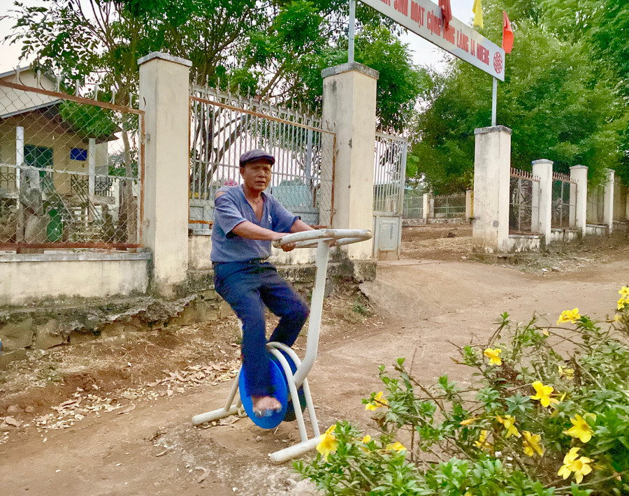 Tuy đã gần 80 tuổi, nhưng già Hmrik-già làng làng Ia Nueng (xã Biển Hồ) đều đặn chiều nào cũng đến tập thể dục. Già nói: “Không chỉ tôi mà người dân trong làng ai cũng siêng tập thể dục. Làng có 2 địa điểm đặt cụm thiết bị này, một cụm được lắp đặt 1-2 năm trước, còn một cụm thì mới đặt hồi cuối năm 2023. Cụm nào cũng tập trung đông dân đến tập luyện. Tôi già rồi, chân yếu nên thích nhất là các thiết bị tập cho chân”.