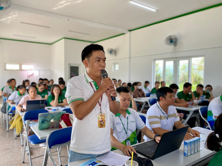 Các đoàn viên, người lao động của Công ty nêu thắc mắc tại buổi đối thoại. Ảnh: Hà Duy Các đoàn viên, người lao động của Công ty nêu thắc mắc tại buổi đối thoại. Ảnh: Hà Duy