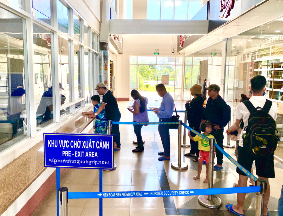 Người dân đang làm thủ tục xuất nhập cảnh tại Cửa khẩu Quốc tế Lệ Thanh. Ảnh: Hà Duy