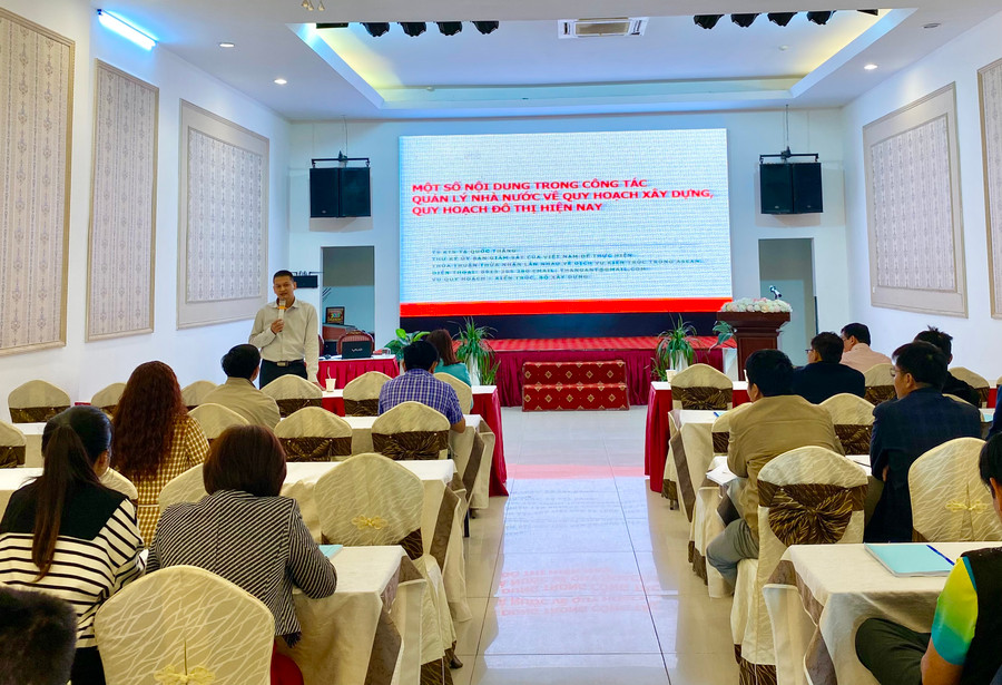 Giảng viên đến từ Vụ Quy hoạch-Kiến trúc (Bộ Xây dựng) phổ phiến các nội dung liên quan đến công tác lập, quản lý quy hoạch xây dựng. Ảnh: Hà Duy Giảng viên đến từ Vụ Quy hoạch-Kiến trúc (Bộ Xây dựng) phổ phiến các nội dung liên quan đến công tác lập, quản lý quy hoạch xây dựng. Ảnh: Hà Duy