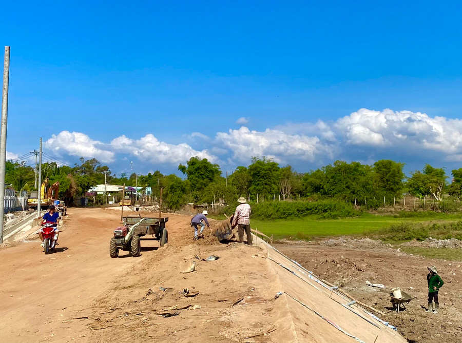 Thi công dự án đường Đào Duy Từ (xã Tân Sơn, TP. Pleiku). Ảnh: Hà Duy