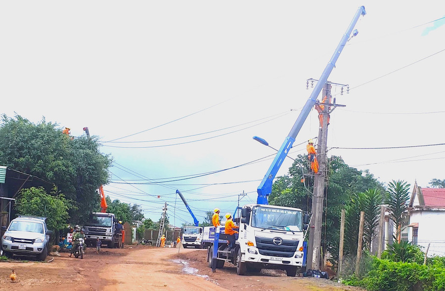 Lưới điện nông thôn Gia Lai đang ngày càng hoàn thiện, góp phần hoàn thành tiêu chí số 4 trong xây dựng nông thôn mới. Ảnh: Hà Duy