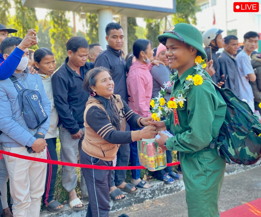 Một tân binh ở huyện Chư Prông chia tay người thân trước giờ nhập ngũ. Ảnh: Hà Duy