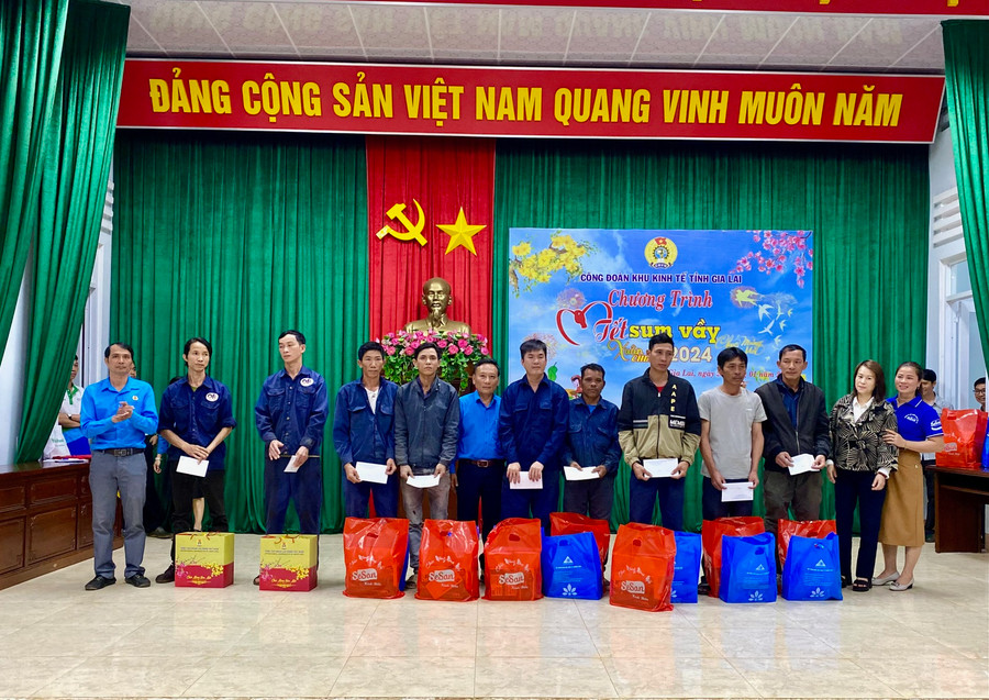 Công đoàn Khu Kinh tế tỉnh tổ chức Chương trình “Tết sum vầy-Xuân chia sẻ”. Ảnh: Hà Duy