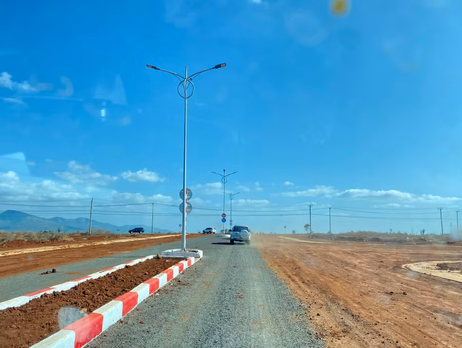 Tuyến đường rộng rãi, được đầu tư bài bản vào cụm công nghiệp-tiểu thủ công nghiệp huyện Mang Yang. Ảnh: Hà Duy