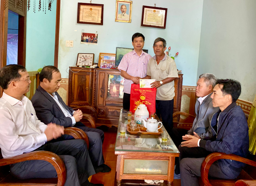 Phó Chủ tịch UBND tỉnh Nguyễn Hữu Quế thăm, tặng quà cho gia đình ông Ksor Hiếu (làng Blo Dung, xã Ia Hrung, huyện Ia Grai). Ảnh: Hà Duy