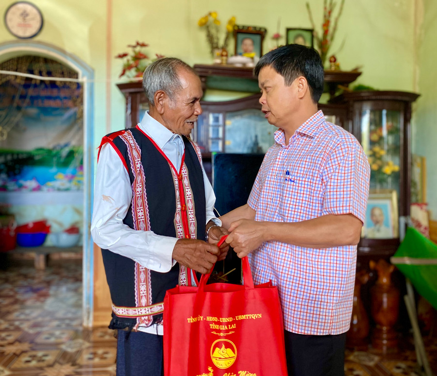 Phó Chủ tịch UBND tỉnh Nguyễn Hữu Quế thăm, tặng quà cho gia đình ông Siu Tới (làng O Grang, xã Ia Pếch, huyện Ia Grai). Ảnh: Hà Duy