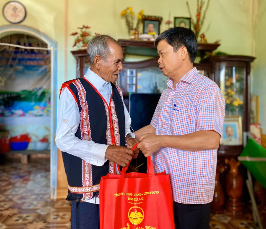 Phó Chủ tịch UBND tỉnh Nguyễn Hữu Quế thăm, tặng quà cho gia đình ông Siu Tới (làng O Grang, xã Ia Pếch, huyện Ia Grai). Ảnh: Hà Duy