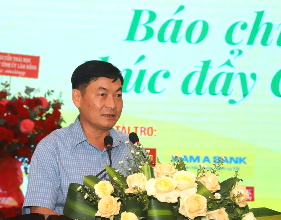 Chủ tịch Hội Nhà báo Gia Lai, Tổng Biên tập Báo Gia Lai Huỳnh Kiên phát biểu tham luận tại hội thảo. Ảnh: Hà Duy Chủ tịch Hội Nhà báo Gia Lai, Tổng Biên tập Báo Gia Lai Huỳnh Kiên phát biểu tham luận tại hội thảo. Ảnh: Hà Duy