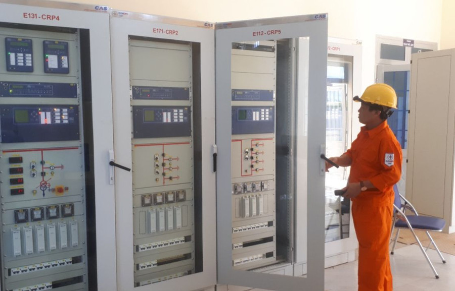 Giải pháp làm mát tủ lắp đặt hệ thống đo đếm của trạm biến áp là một trong những sáng kiến góp phần đẩy mạnh chuyển đổi số của Công ty Điện lực Gia Lai. Ảnh: Hà Duy