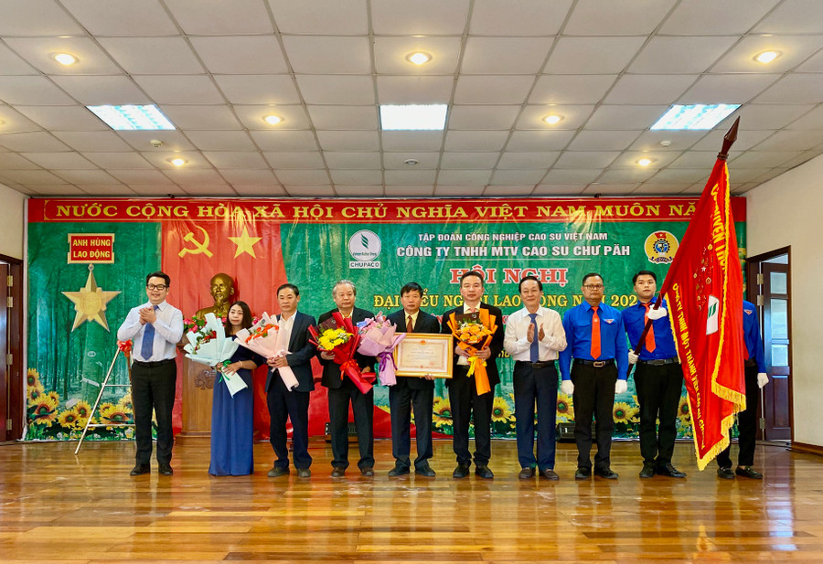 Thừa ủy quyền của Chủ tịch nước, đồng chí Trần Thanh Phụng-Ủy viên Ban Thường vụ, Phó Tổng Giám đốc Tập đoàn Công nghiệp Cao su Việt Nam trao tặng Huân chương Độc lập hạng Ba cho Cao su Chư Păh. Ảnh: Hà Duy Thừa ủy quyền của Chủ tịch nước, đồng chí Trần Thanh Phụng-Ủy viên Ban Thường vụ, Phó Tổng Giám đốc Tập đoàn Công nghiệp Cao su Việt Nam trao tặng Huân chương Độc lập hạng Ba cho Cao su Chư Păh. Ảnh: Hà Duy