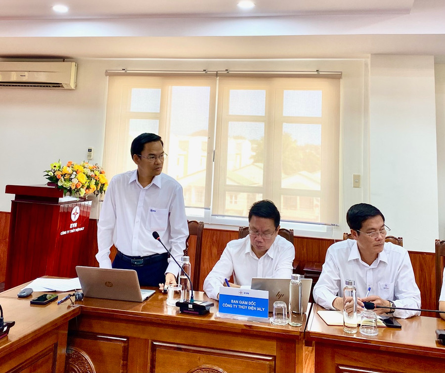 Giám đốc Công ty thủy điện Ialy Đoàn Tiến Cường báo cáo tình hình sản xuất kinh doanh năm 2023 và kế hoạch năm 2024 của Công ty. Ảnh: Hà Duy Giám đốc Công ty thủy điện Ialy Đoàn Tiến Cường báo cáo tình hình sản xuất kinh doanh năm 2023 và kế hoạch năm 2024 của Công ty. Ảnh: Hà Duy