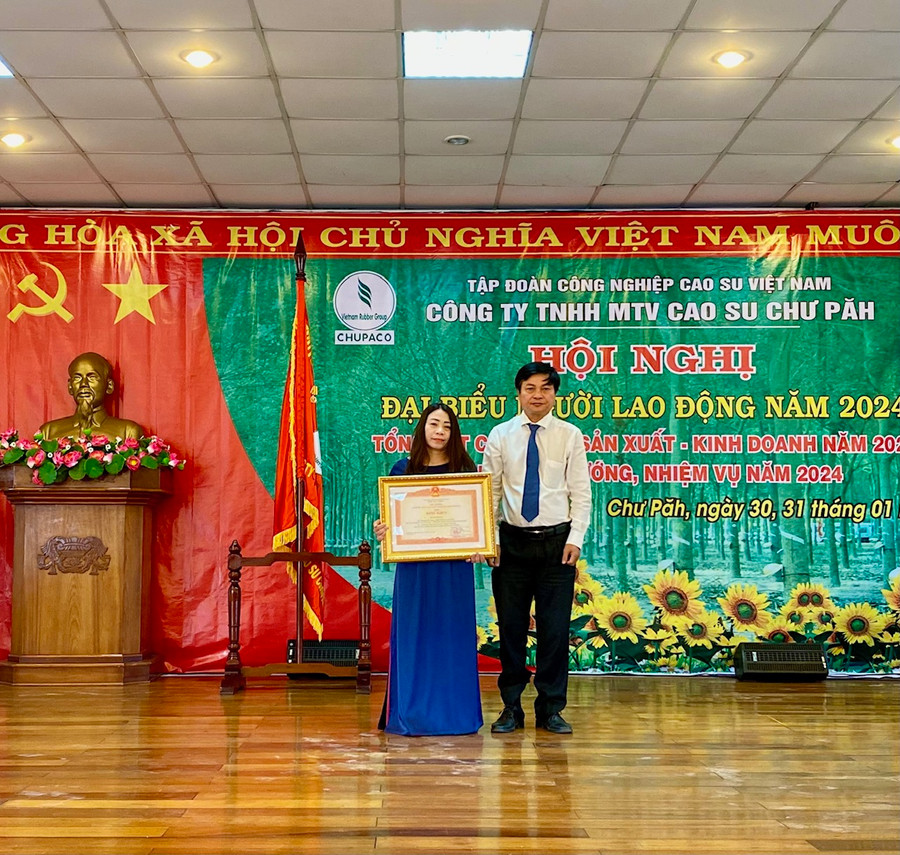 Bà Huỳnh Thị Nga-Phó Tổng Giám đốc Công ty TNHH một thành viên Cao su Chư Păh nhận bằng khen của Thủ tướng Chính phủ. Ảnh: Hà Duy