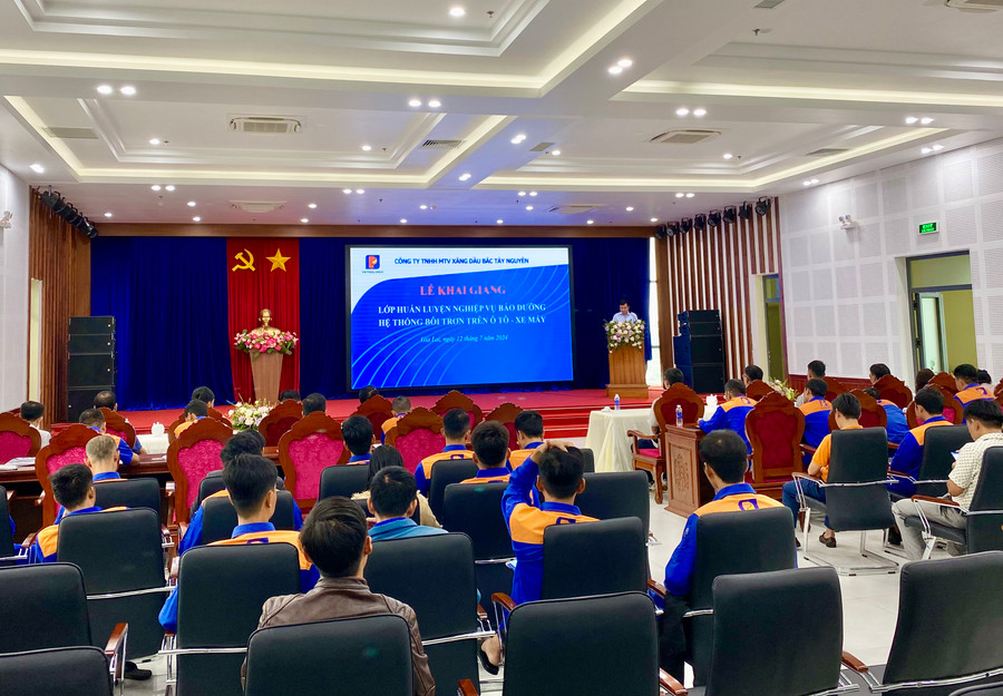 50 cửa hàng trưởng, ca trưởng thuộc Công ty TNHH một thành viên Xăng dầu Bắc Tây Nguyên được tập huấn thay nhớt cho động cơ ô tô, xe máy. Ảnh: Hà Duy