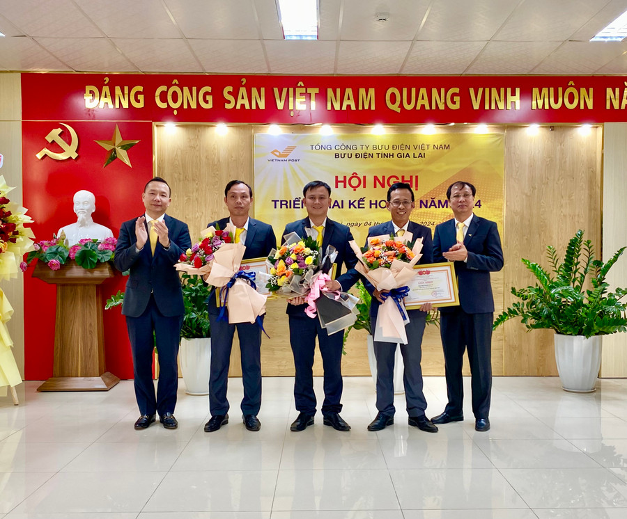 Năm 2023, có 3 đơn vị là Bưu điện các huyện: Chư Prông, Ia Grai, Kông Chro đã được Hội đồng thành viên Tổng Công ty Bưu điện Việt Nam đã tặng giấy khen vì đã có thành tích xuất sắc trong hoạt động sản xuất kinh doanh. Ảnh: Hà Duy Năm 2023, có 3 đơn vị là Bưu điện các huyện: Chư Prông, Ia Grai, Kông Chro đã được Hội đồng thành viên Tổng Công ty Bưu điện Việt Nam đã tặng giấy khen vì đã có thành tích xuất sắc trong hoạt động sản xuất kinh doanh. Ảnh: Hà Duy