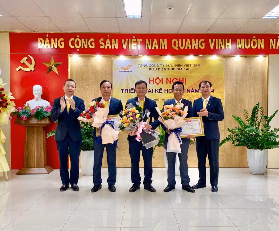 Năm 2023, có 3 đơn vị là Bưu điện các huyện: Chư Prông, Ia Grai, Kông Chro đã được Hội đồng thành viên Tổng Công ty Bưu điện Việt Nam đã tặng giấy khen vì đã có thành tích xuất sắc trong hoạt động sản xuất kinh doanh. Ảnh: Hà Duy