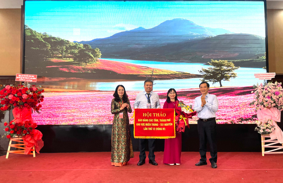 Quyền Bí thư Tỉnh ủy Lâm Đồng Nguyễn Thái Học và Tổng Biên tập Báo Lâm Đồng Hồ Lan trao cờ cho báo Phú Yên. Ảnh: Hà Duy Quyền Bí thư Tỉnh ủy Lâm Đồng Nguyễn Thái Học và Tổng Biên tập Báo Lâm Đồng Hồ Lan trao cờ cho báo Phú Yên. Ảnh: Hà Duy