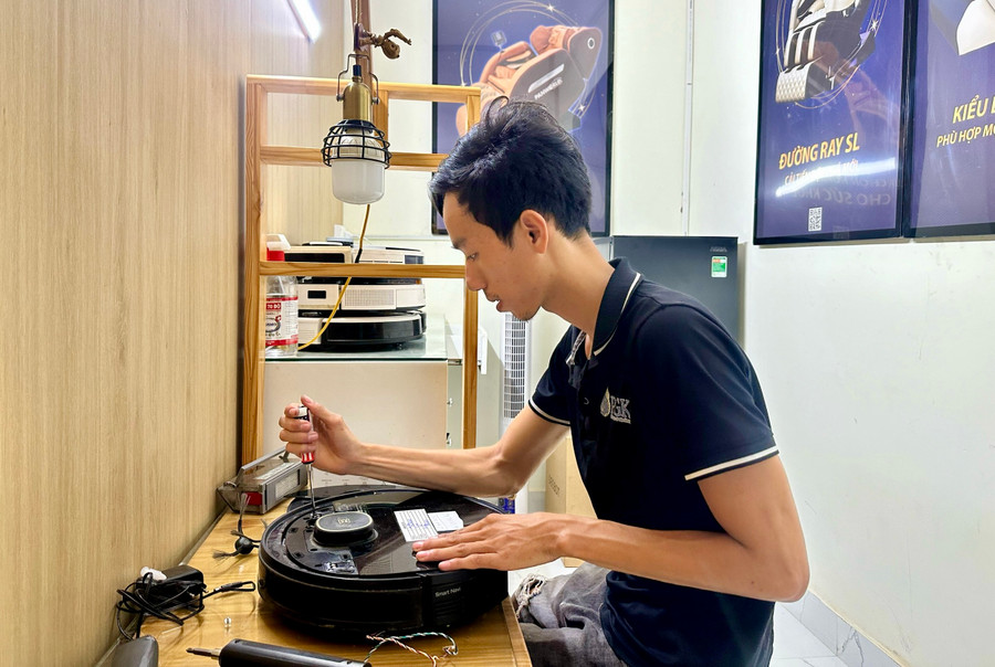 Khách hàng chỉ cần lên tiếng, Spa Robot Phạm Gia Khang sẽ đến tận nhà để xử lý những vấn đề liên quan đến robot cho khách hàng. Ảnh: Hà Duy Khách hàng chỉ cần lên tiếng, Spa Robot Phạm Gia Khang sẽ đến tận nhà để xử lý những vấn đề liên quan đến robot cho khách hàng. Ảnh: Hà Duy
