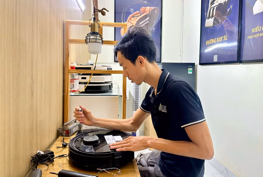 Khách hàng chỉ cần lên tiếng, Spa Robot Phạm Gia Khang sẽ đến tận nhà để xử lý những vấn đề liên quan đến robot cho khách hàng. Ảnh: Hà Duy Khách hàng chỉ cần lên tiếng, Spa Robot Phạm Gia Khang sẽ đến tận nhà để xử lý những vấn đề liên quan đến robot cho khách hàng. Ảnh: Hà Duy
